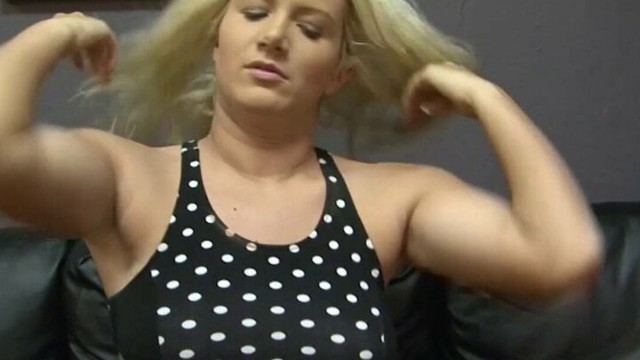 Blonde Notgeile Milf fingert sich in der Pause und fickt den ersten der kommt