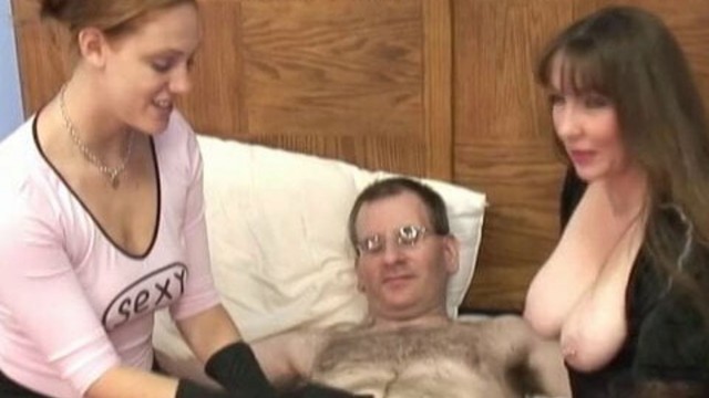 Dude gets lucky with two freaky fat chicks in hotel bed