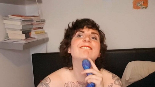 Vends-ta-culotte - Sexy androgynous creature getting naked and masturbating