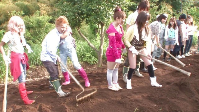 The Worker on the field enjoy the Girls